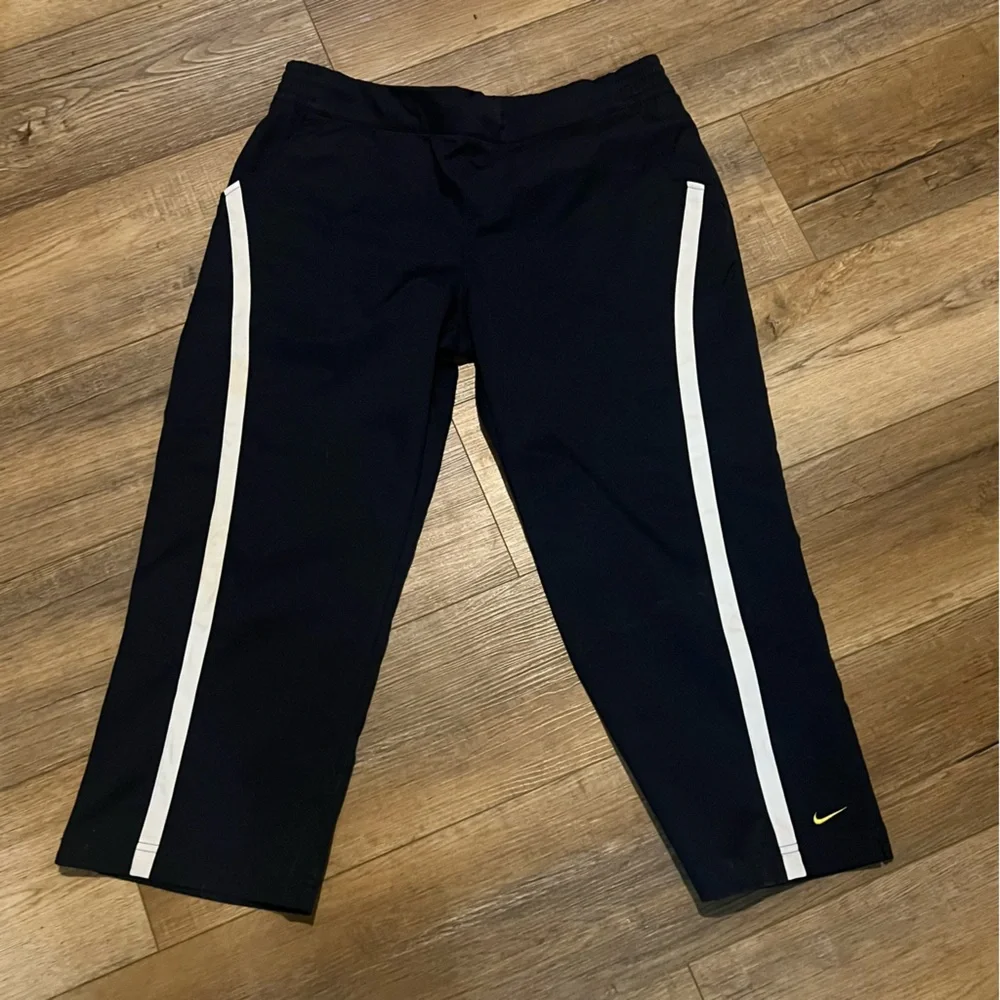 Vintage Nike Y2K navy blue cropped golf capris. Size large (12/14).